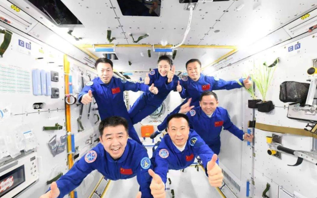 中国空间站宇航员工作服照片