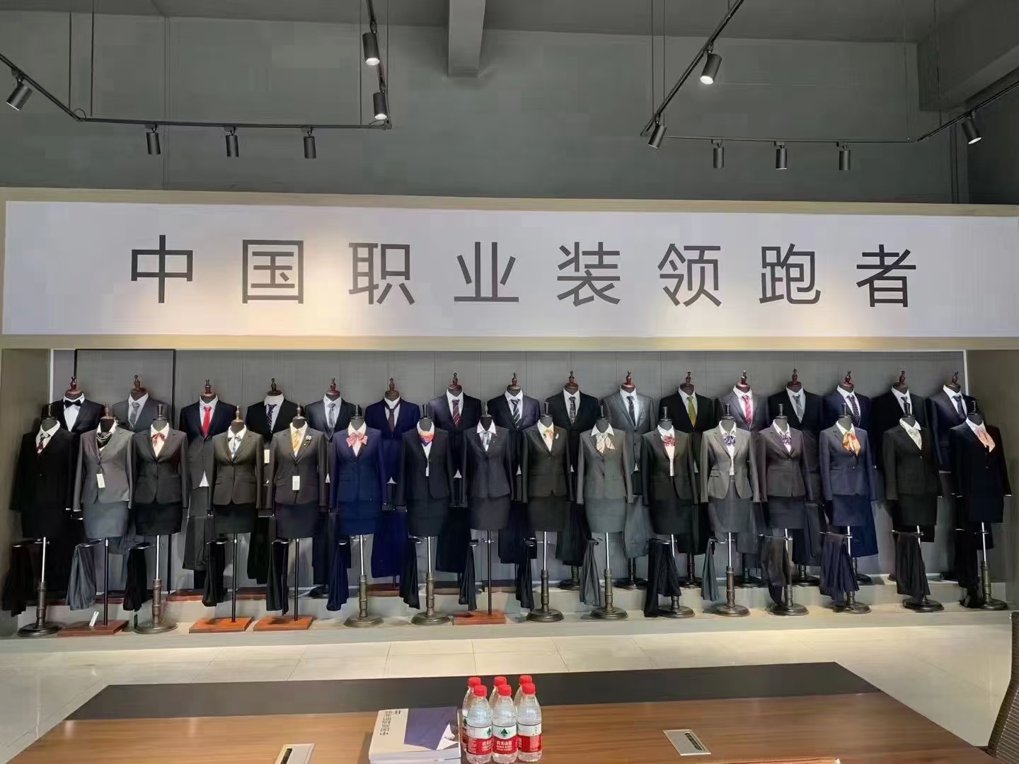卡珀职业服装（苏州）有限公司职业装西装展厅实景